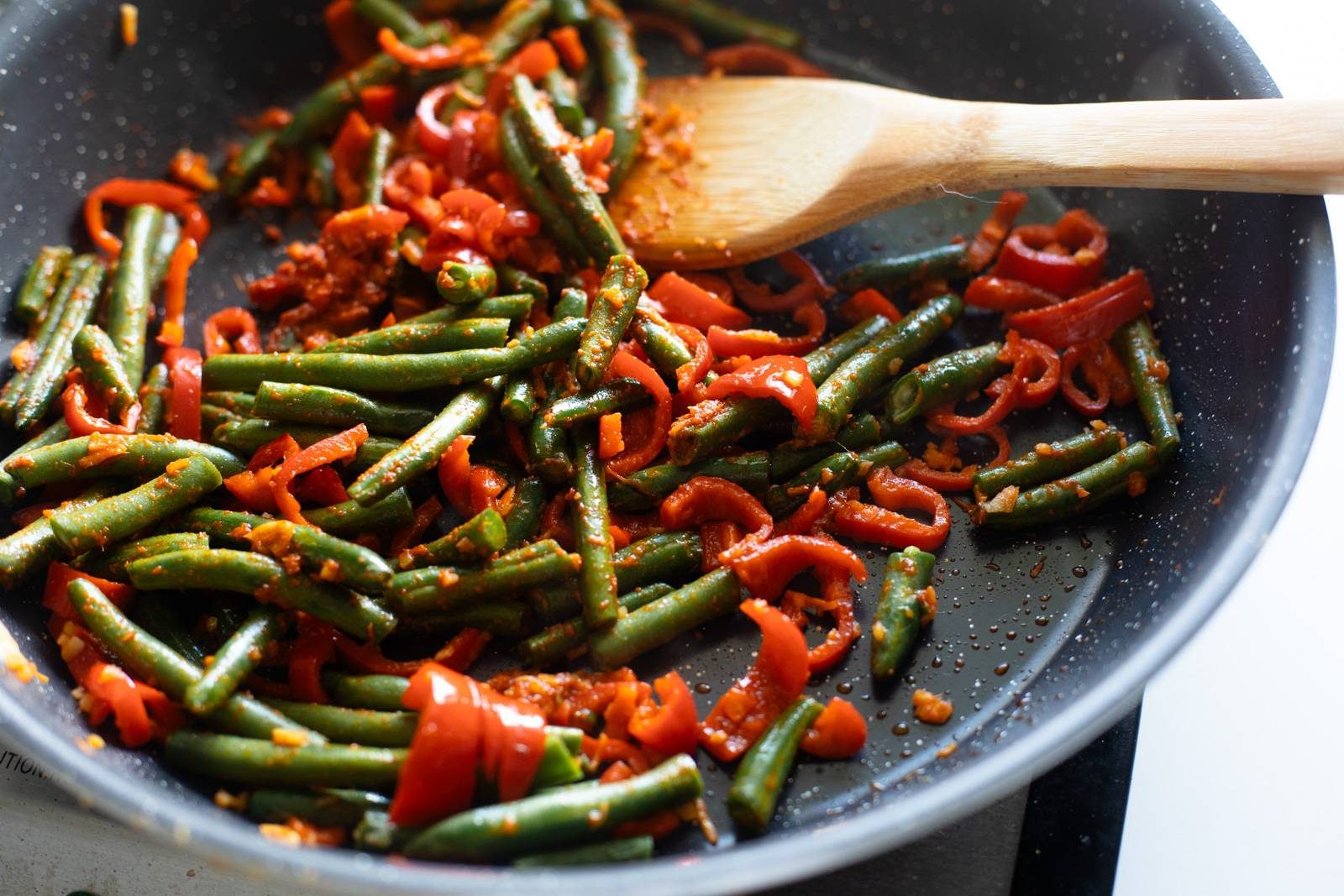 Peppers and green beans in a pan.
