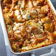 Skinny Spinach Lasagna - layers of ricotta, spinach, noodles, sauce and cheese. 250 calories of yum!. | pinchofyum.com