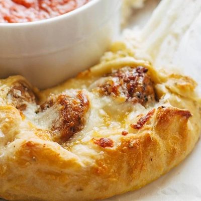 Pull Apart Pizza Ring with cheese pull.